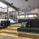 格拉多纳山木屋度假酒店 酒店 4*