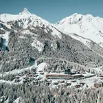 Hotel Gradonna Mountain & 4*